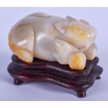 AN EARLY 20TH CENTURY CHINESE CARVED AGATE FIGURE OF A BEAST Qing/Republic. 6.5 cm x 3.5 cm.