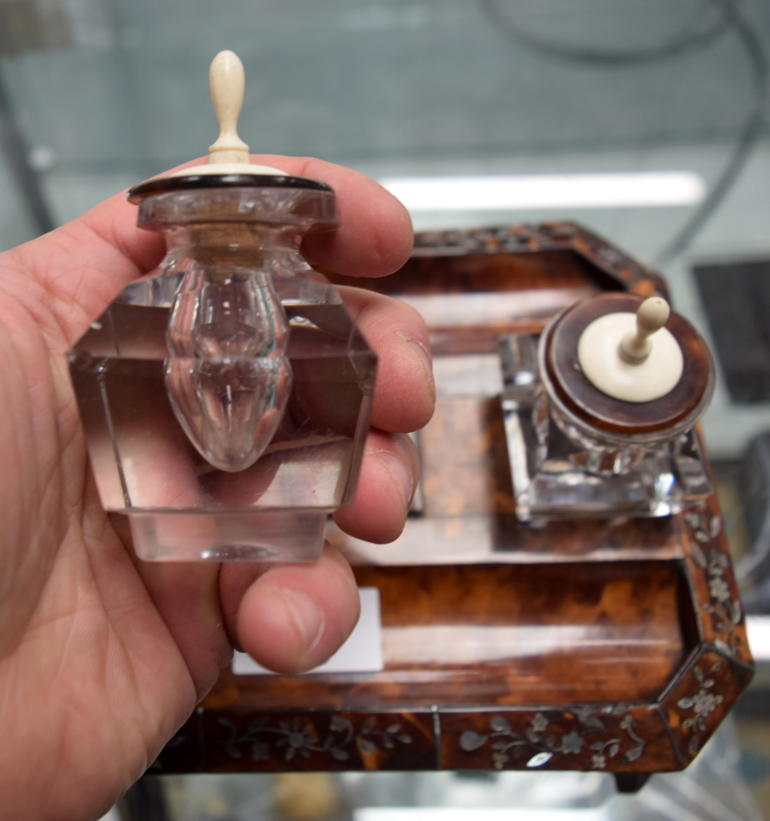 AN EARLY VICTORIAN MOTHER OF PEARL INLAID TORTOISESHELL INKWELL decorated with foliage. 21 cm x 14 c - Image 6 of 13