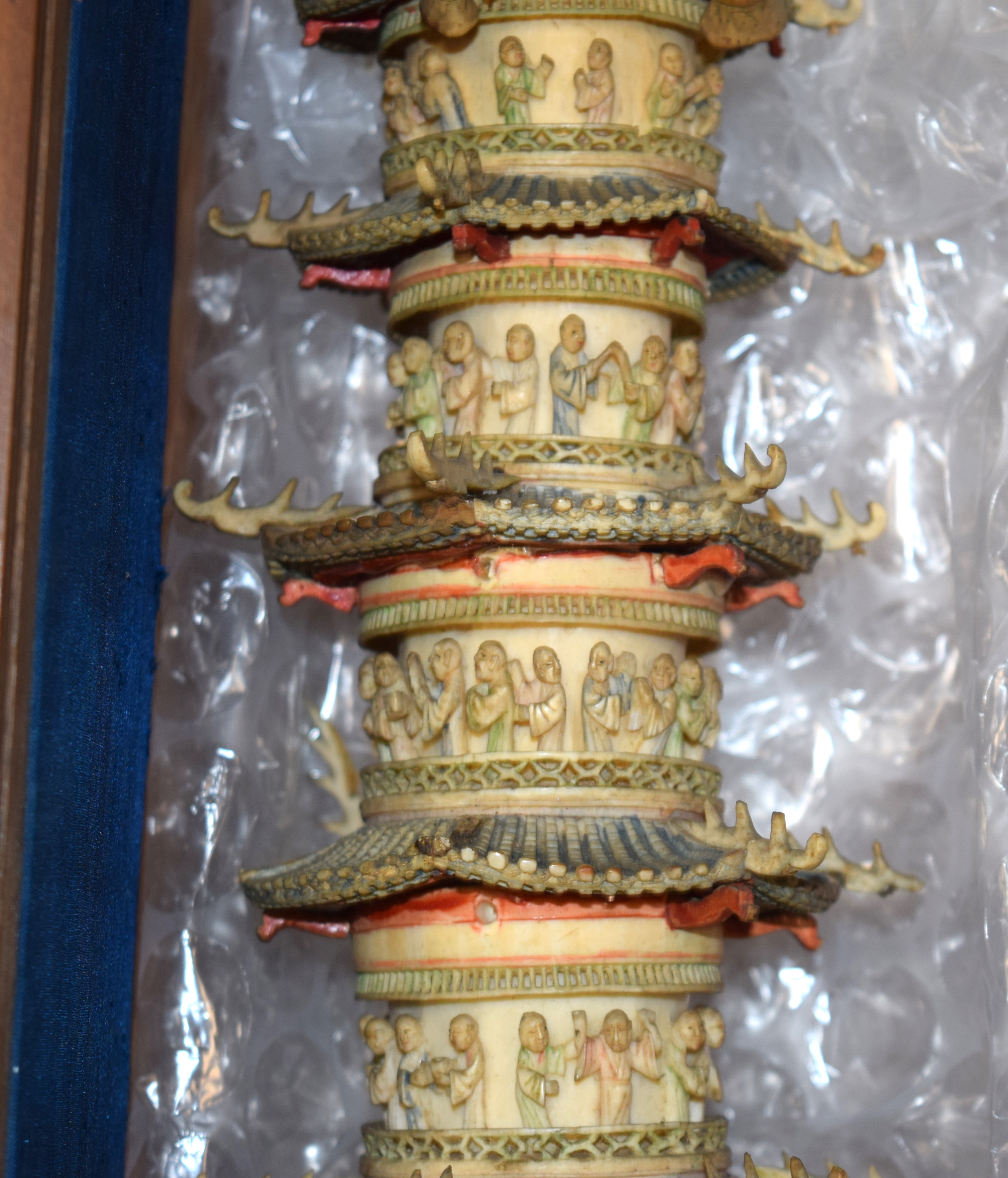 A LARGE 19TH CENTURY CHINESE CARVED AND PAINTED IVORY TOWER decorated with figures within a temple. - Bild 3 aus 4