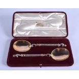A PAIR OF 19TH CENTURY CONTINENTAL WHITE METAL APOSTLE SPOONS with figural terminals. 5.8 oz.