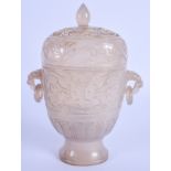 AN EARLY 20TH CENTURY CHINESE CARVED AGATE VASE AND COVER Qing/Republic, decorated in the Mughal sty