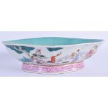 A CHINESE QING DYNASTY FAMILLE ROE OVAL LOBED PORCELAIN DISH Guangxu, painted with figures within a