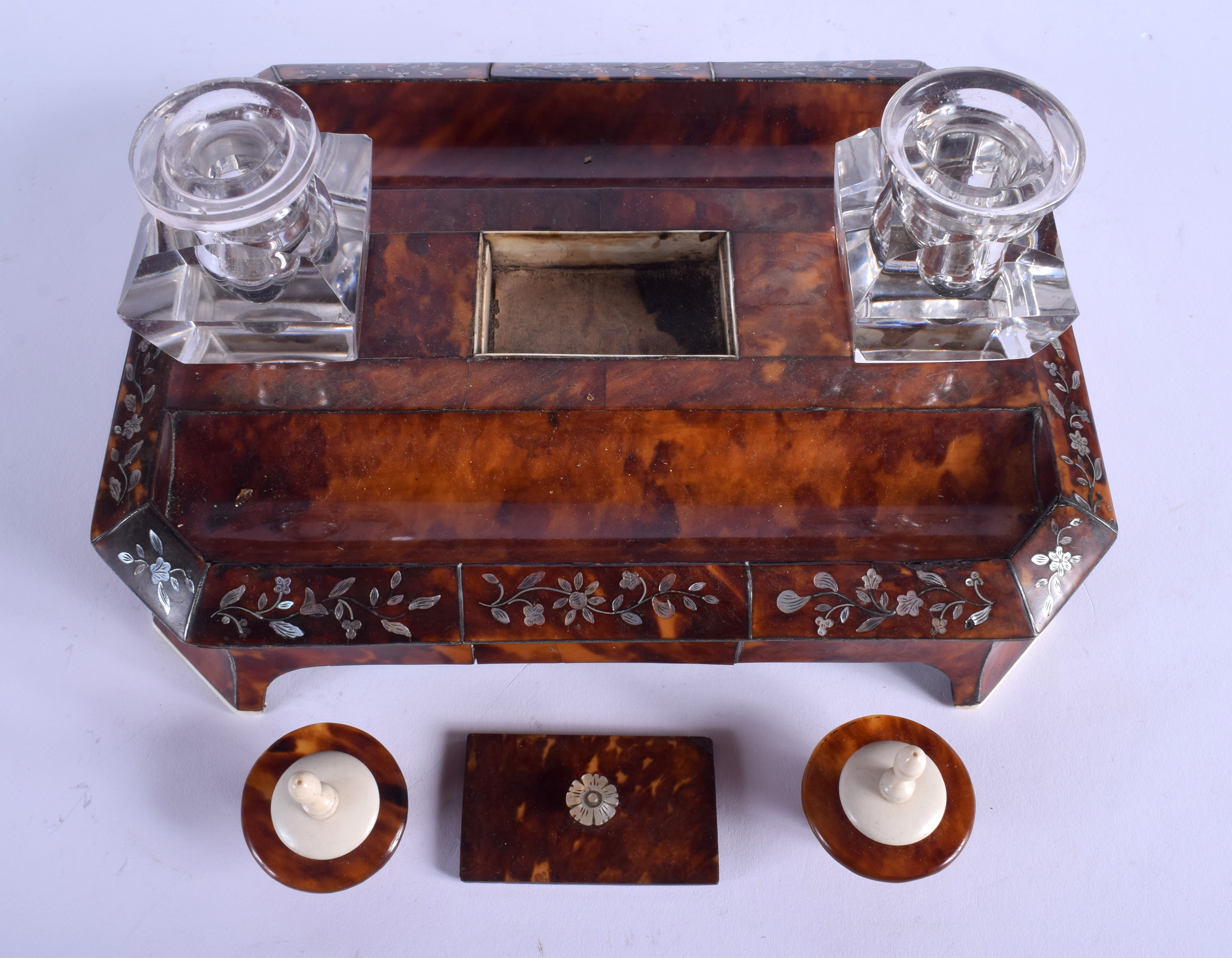 AN EARLY VICTORIAN MOTHER OF PEARL INLAID TORTOISESHELL INKWELL decorated with foliage. 21 cm x 14 c - Image 3 of 13