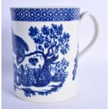 A RARE 18TH CENTURY WORCESTER BLUE AND WHITE MUG depicting a parrot pecking fruit with rare internal