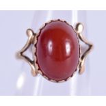 A 9CT GOLD AND AGATE RING. 3.8 grams. K/L.