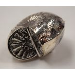 A SILVER SHELL SNUFF BOX. 4 cm wide.