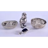 AN ANTIQUE CONTINENTAL WHITE METAL CHICK together with a silver wheelbarrow and two ingots. 17 oz ov