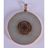 AN EARLY 20TH CENTURY CHINESE GOLD AND JADE PENDANT Qing/Republic. 4 cm wide.