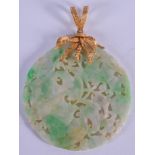 AN EARLY 20TH CENTURY CHINESE GOLD AND JADEITE PENDANT Qing/Republic. 6 cm wide.