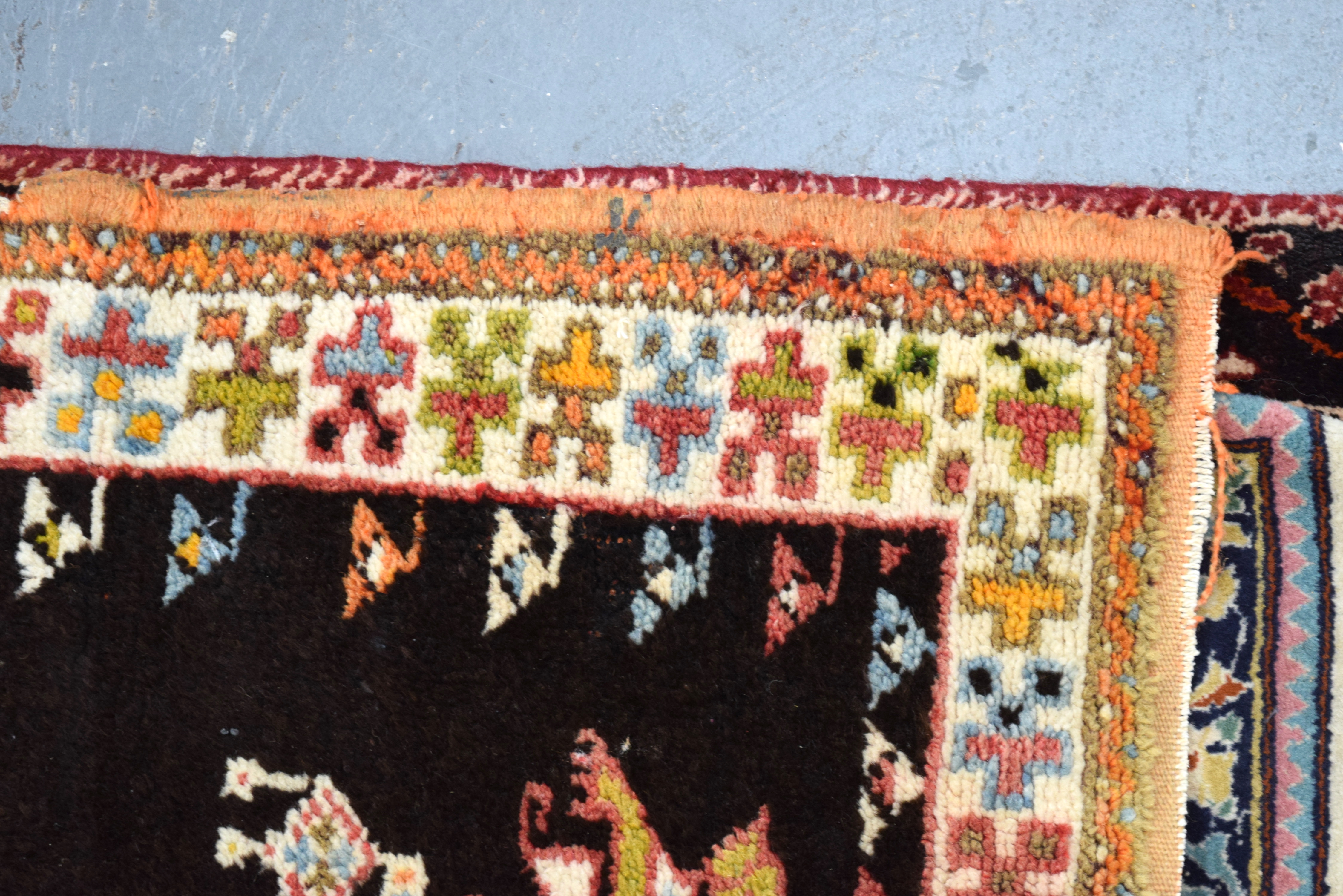 AN EARLY MID 20TH CENTURY BERGAMA RUG. 146 cm x 114 cm. - Image 3 of 4