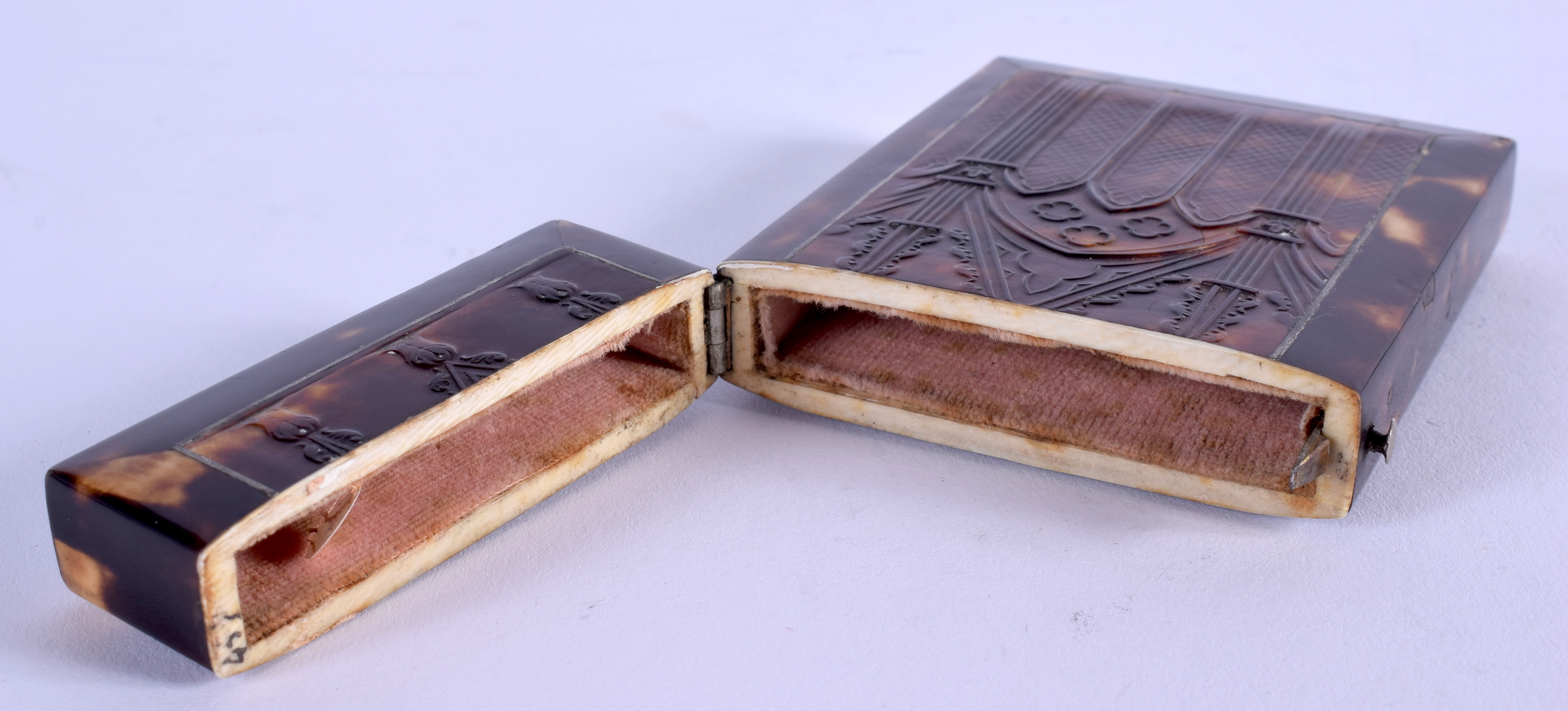 A REGENCY PRESSED TORTOISESHELL CARD CASE AND COVER depicting a building. 7.5 cm x 9 cm. - Image 3 of 3
