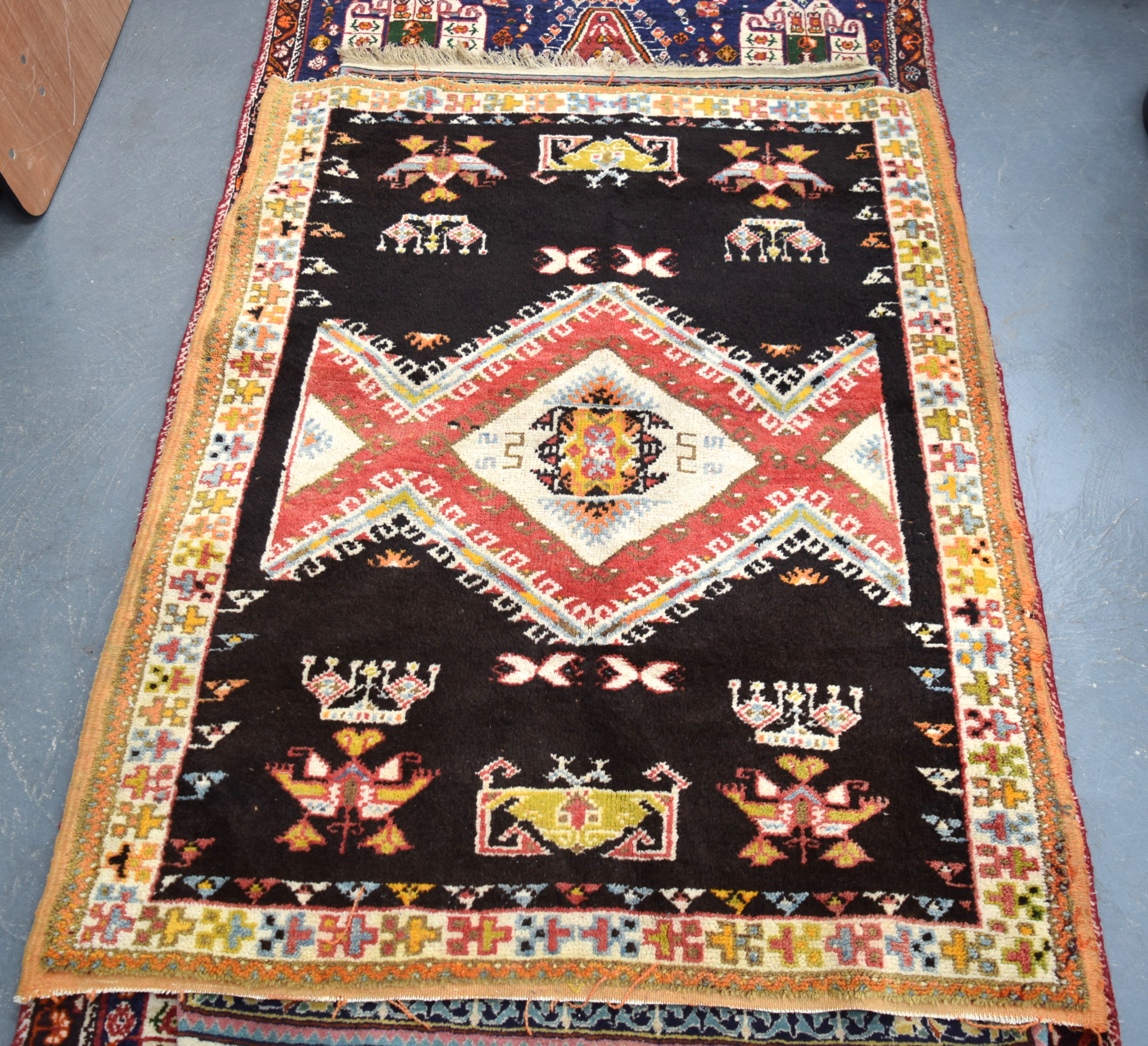 AN EARLY MID 20TH CENTURY BERGAMA RUG. 146 cm x 114 cm.