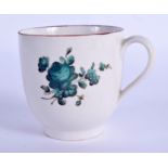 AN 18TH CENTURY CHELSEA DERBY GREEN FLORAL CUP. 5.75 cm high.