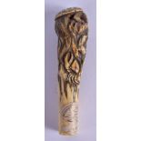 AN 18TH CENTURY JAPANESE EDO PERIOD CARVED STAG ANTLER HANDLE formed with a draped minogame. 11 cm l