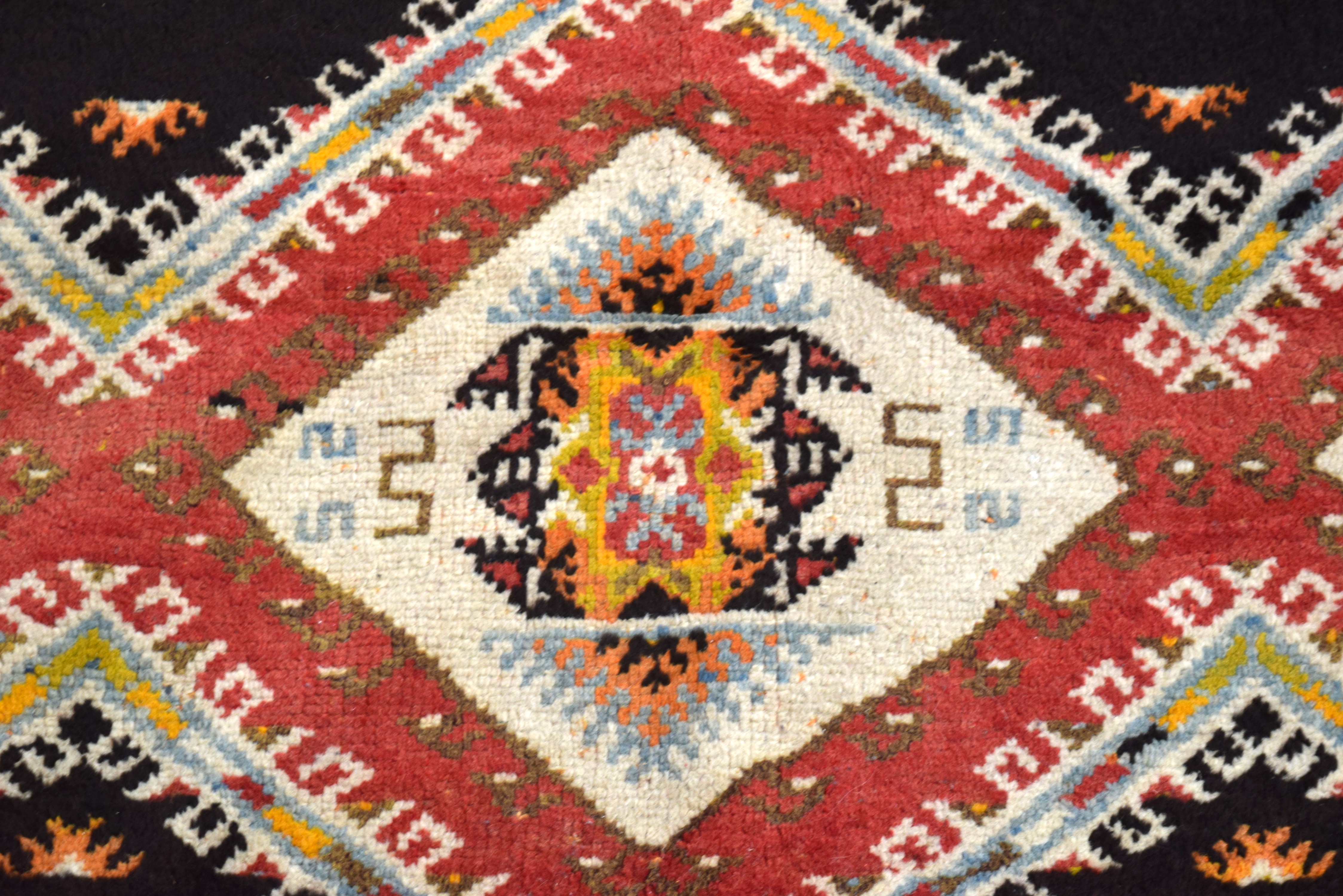 AN EARLY MID 20TH CENTURY BERGAMA RUG. 146 cm x 114 cm. - Image 2 of 4