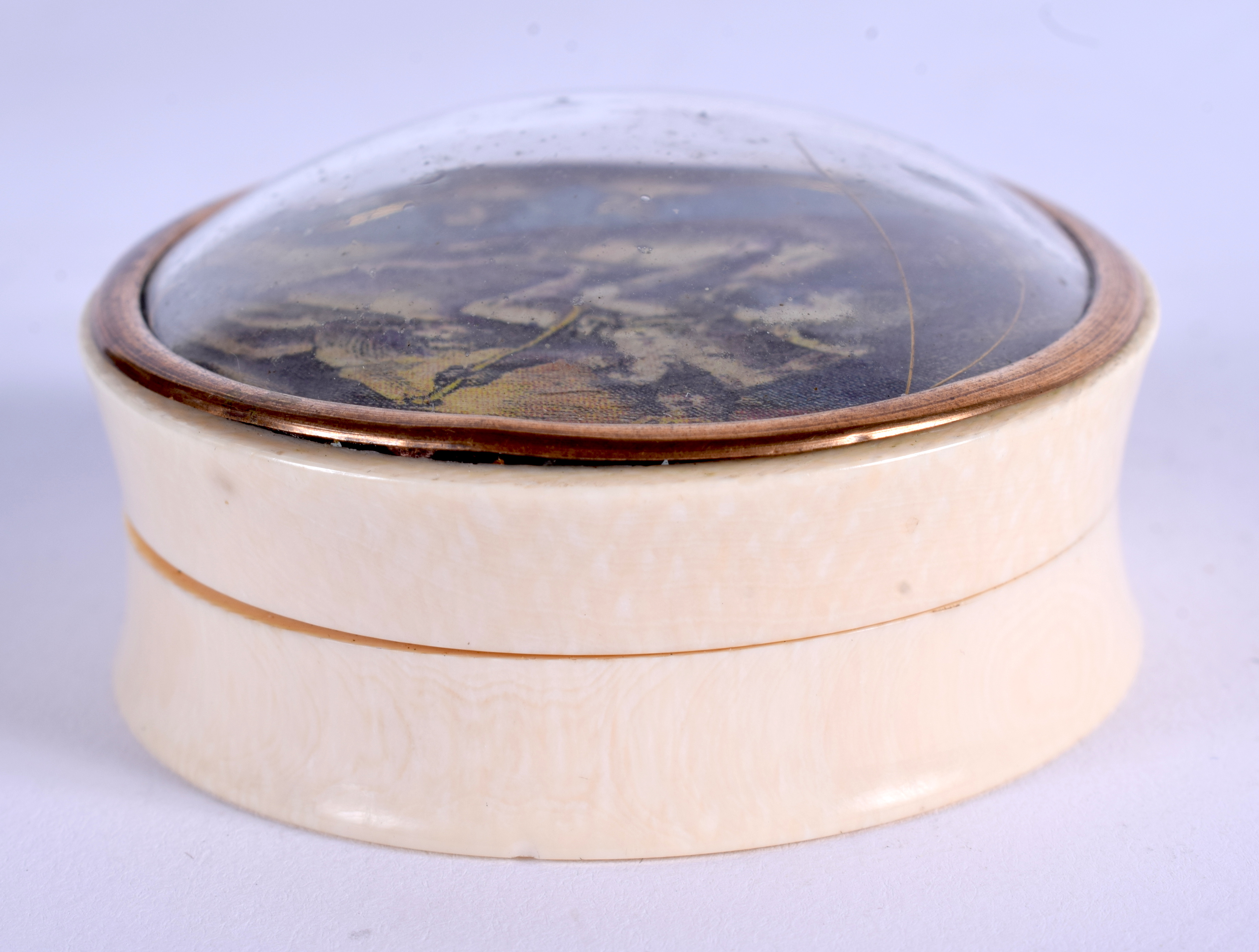 A 19TH CENTURY CONTINENTAL GOLD MOUNTED IVORY BOX AND COVER. 6.5 cm wide. - Image 3 of 4