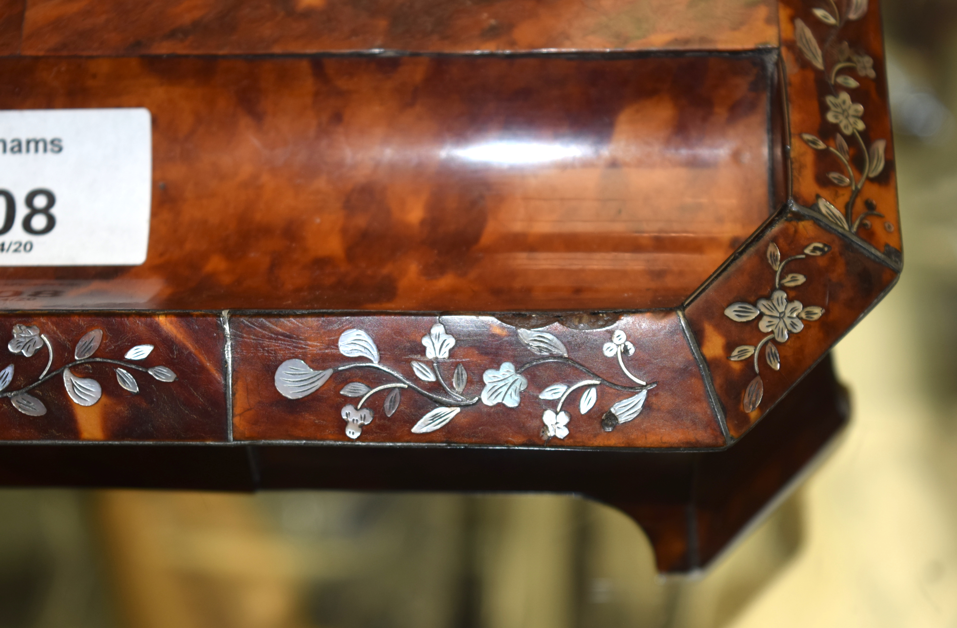 AN EARLY VICTORIAN MOTHER OF PEARL INLAID TORTOISESHELL INKWELL decorated with foliage. 21 cm x 14 c - Image 8 of 13