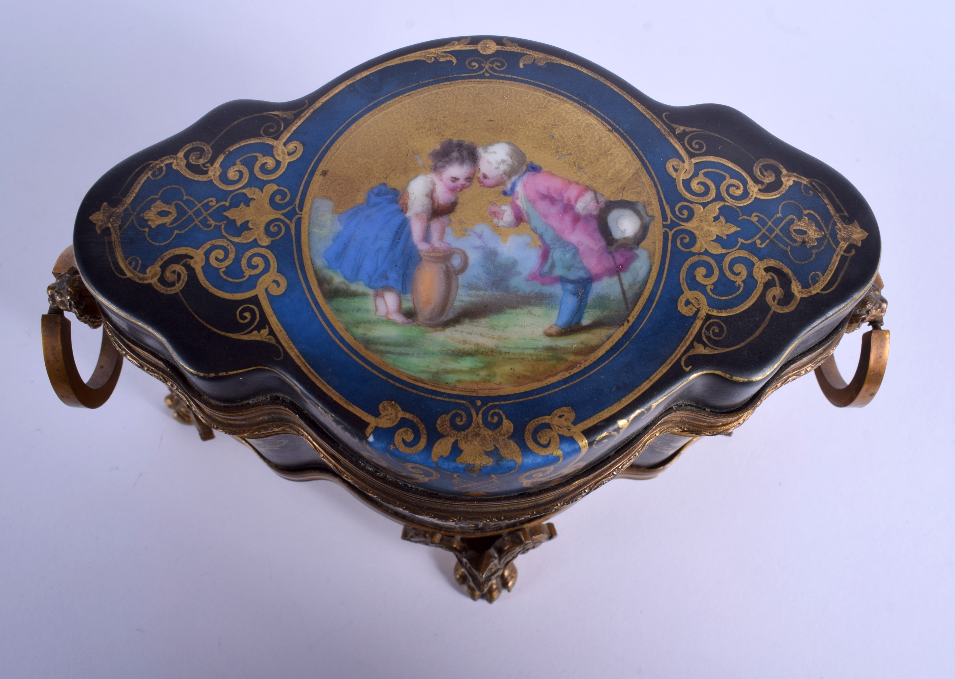A RARE EARLY 19TH CENTURY FRENCH PORCELAIN AND BRONZE CASKET painted with two young lovers within a - Image 3 of 4