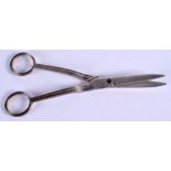 A PAIR OF EARLY 19TH CENTURY ENGLISH SILVER SCISSORS. 2.3 oz. 14 cm long.