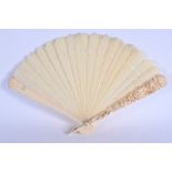 A 19TH CENTURY CONTINENTAL CARVED EUROPEAN DIEPPE IVORY FAN decorated with foliage. 34 cm wide exten