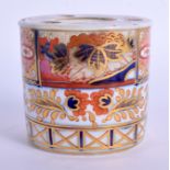 A 19TH CENTURY CHAMBERLAINS IMARI DRUM INKWELL painted with foliage. 6.5 cm x 6 cm.