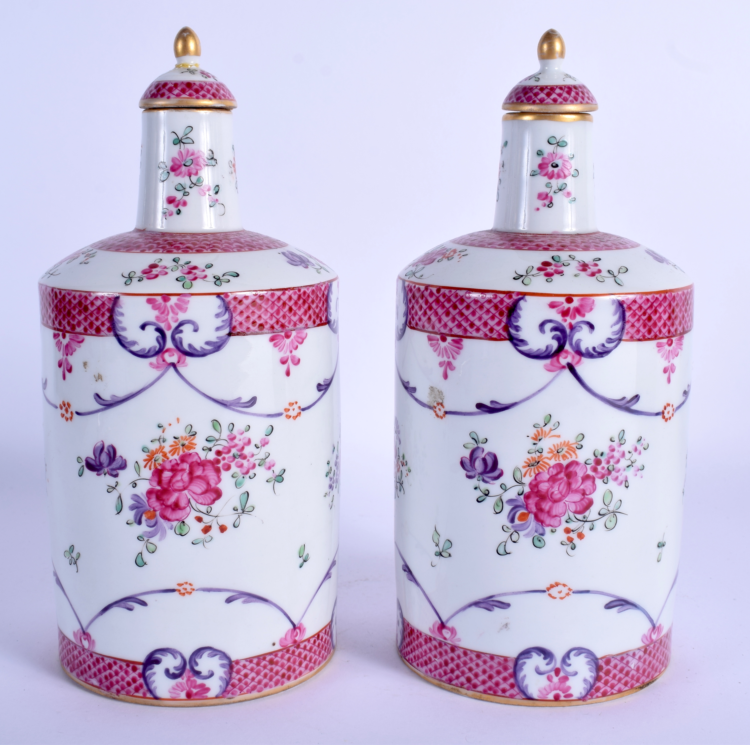 A PAIR OF 19TH CENTURY FRENCH SAMSONS OF PARIS PORCELAIN VASES AND COVERS Chinese Export style. 21 c