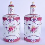 A PAIR OF 19TH CENTURY FRENCH SAMSONS OF PARIS PORCELAIN VASES AND COVERS Chinese Export style. 21 c