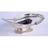 A LARGE REGENCY SILVER BASKET by Paul Storr. London 1830. 42.5 oz. 30 cm x 28 cm.