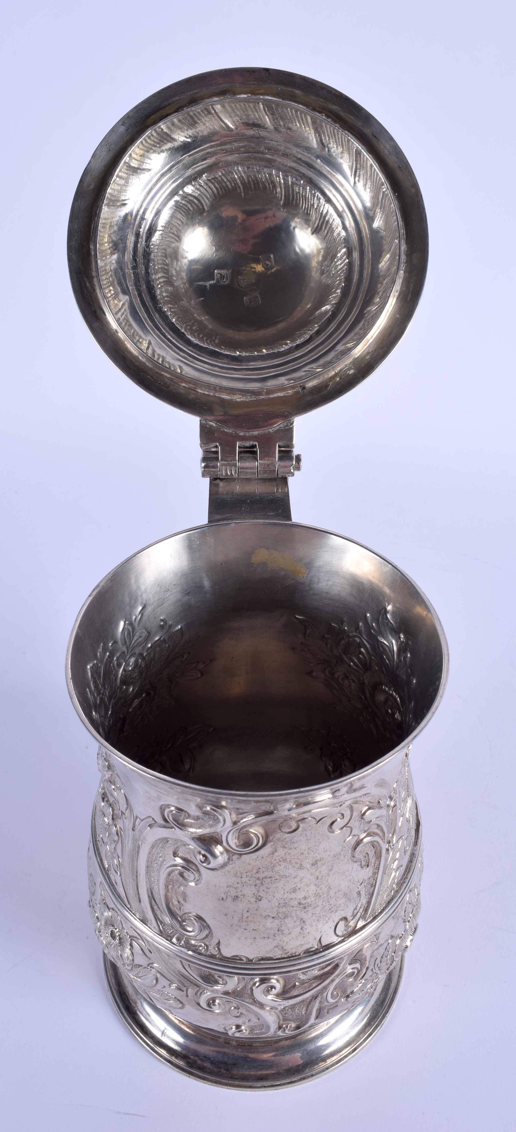 A GEORGE III SILVER STEIN by William & James Priest, decorated with foliage. London 1766. 22 cm 14 c - Image 3 of 6