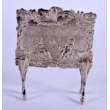 A 19TH CENTURY CONTINENTAL MINIATURE SCREEN ON STAND decorated with putti. 1.7 oz. 7 cm x 6 cm.