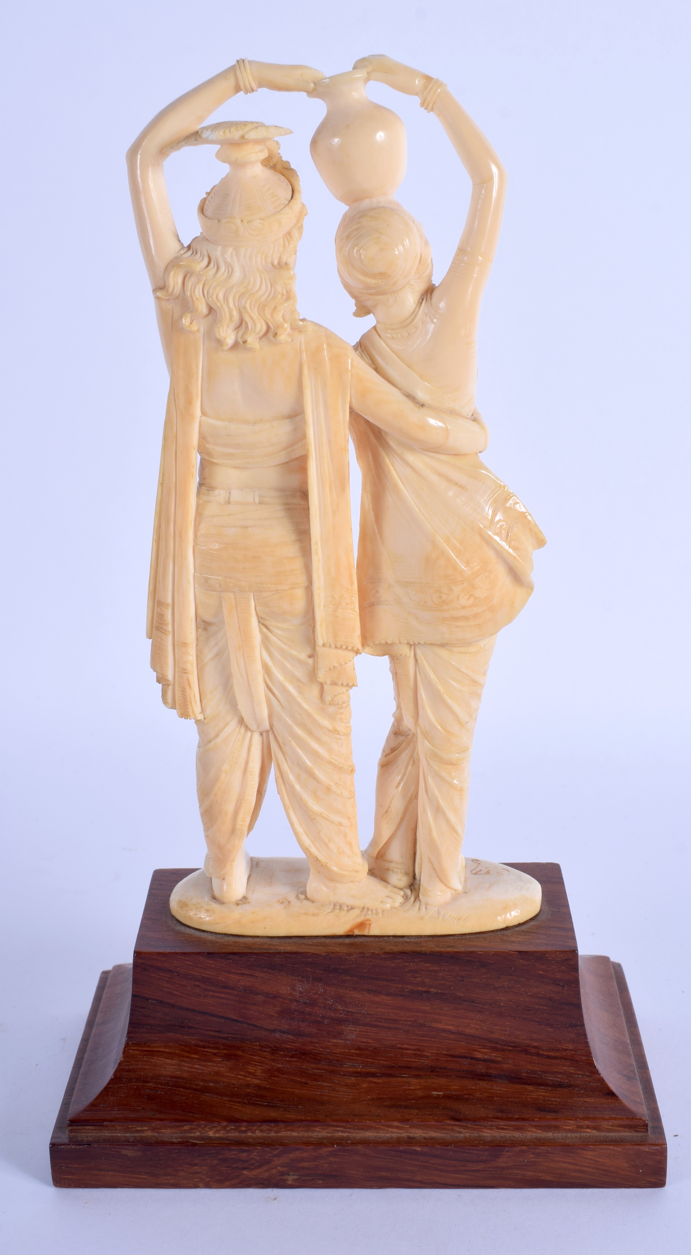 AN EARLY 20TH CENTURY ANGLO INDIAN CARVED IVORY FIGURE OF A DANCING COUPLE modelled upon a wood base - Bild 2 aus 2