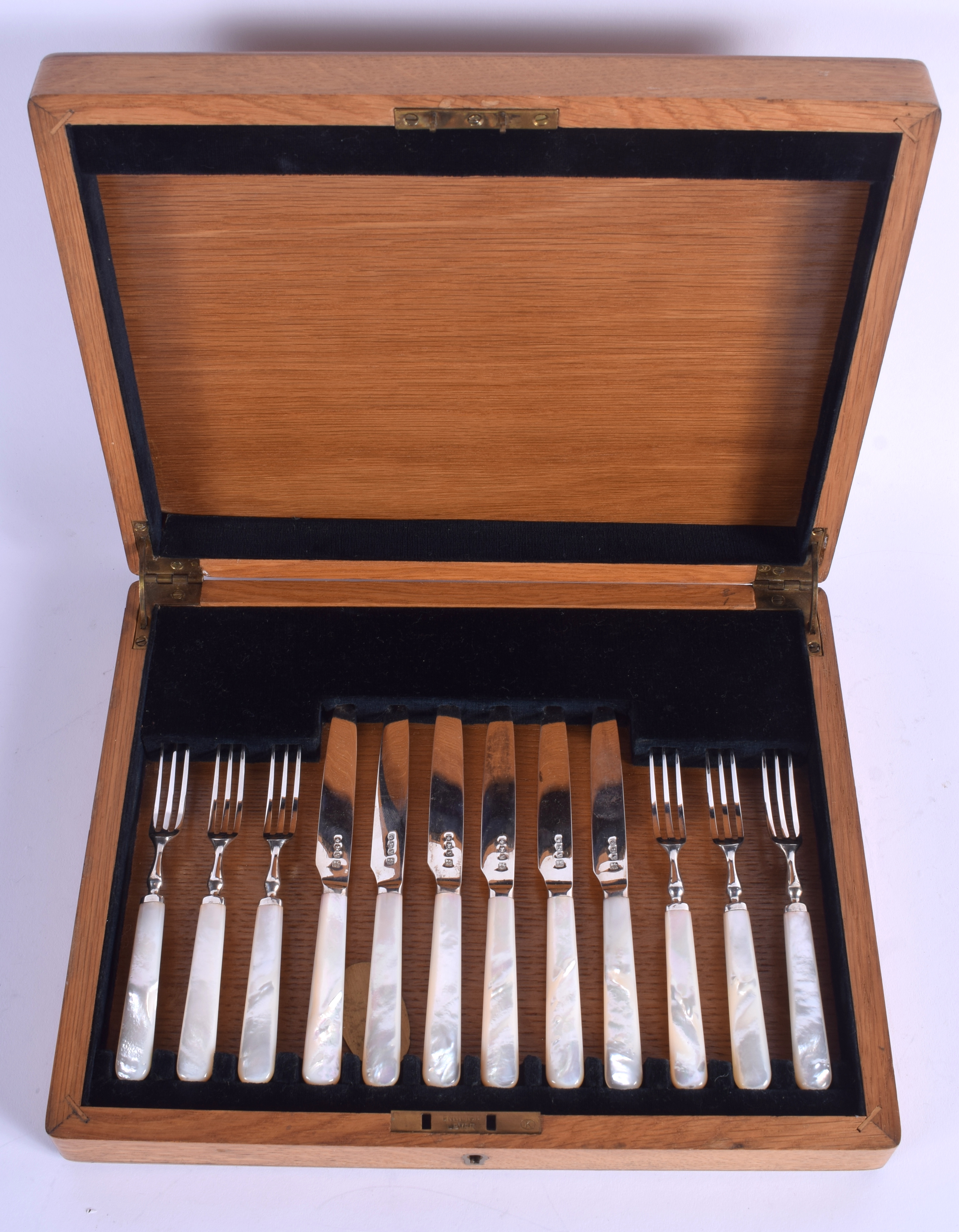 A CASED SET OF SILVER AND MOTHER OF PEARL CUTLERY. Sheffield 1963. (12)