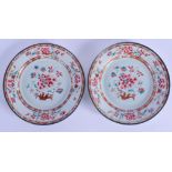 A PAIR OF 18TH CENTURY CHINESE EXPORT FAMILLE ROSE PORCELAIN DISHES. 22 cm wide.
