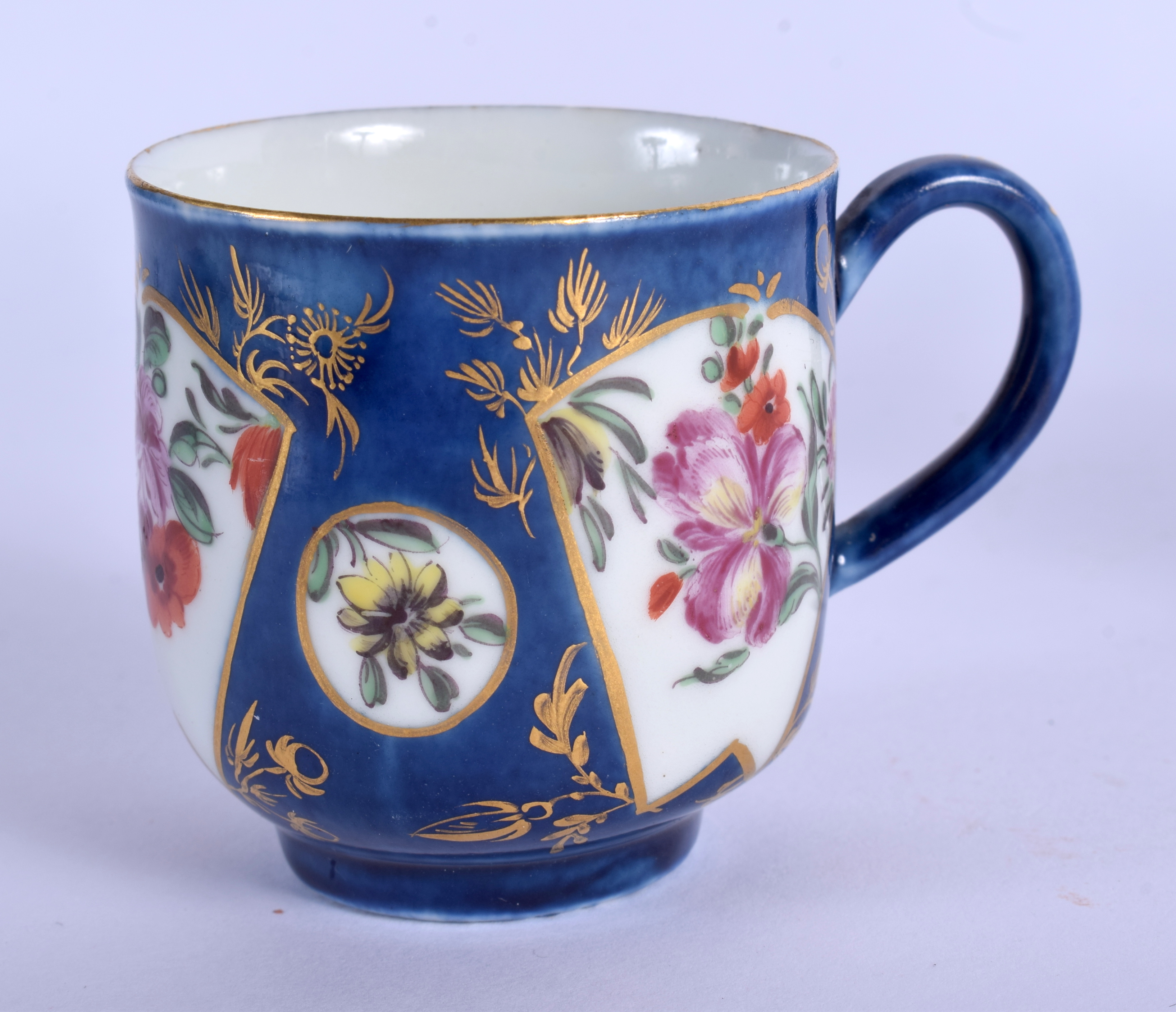 A FINE 18TH CENTURY WORCESTER COFFEE CUP AND SAUCER painted with flowers on a blue fan ground. Sauce - Image 2 of 3