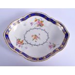 AN 18TH CENTURY CHELSEA DERBY LOZENGE DISH with a blue Smiths border. 22 cm wide.