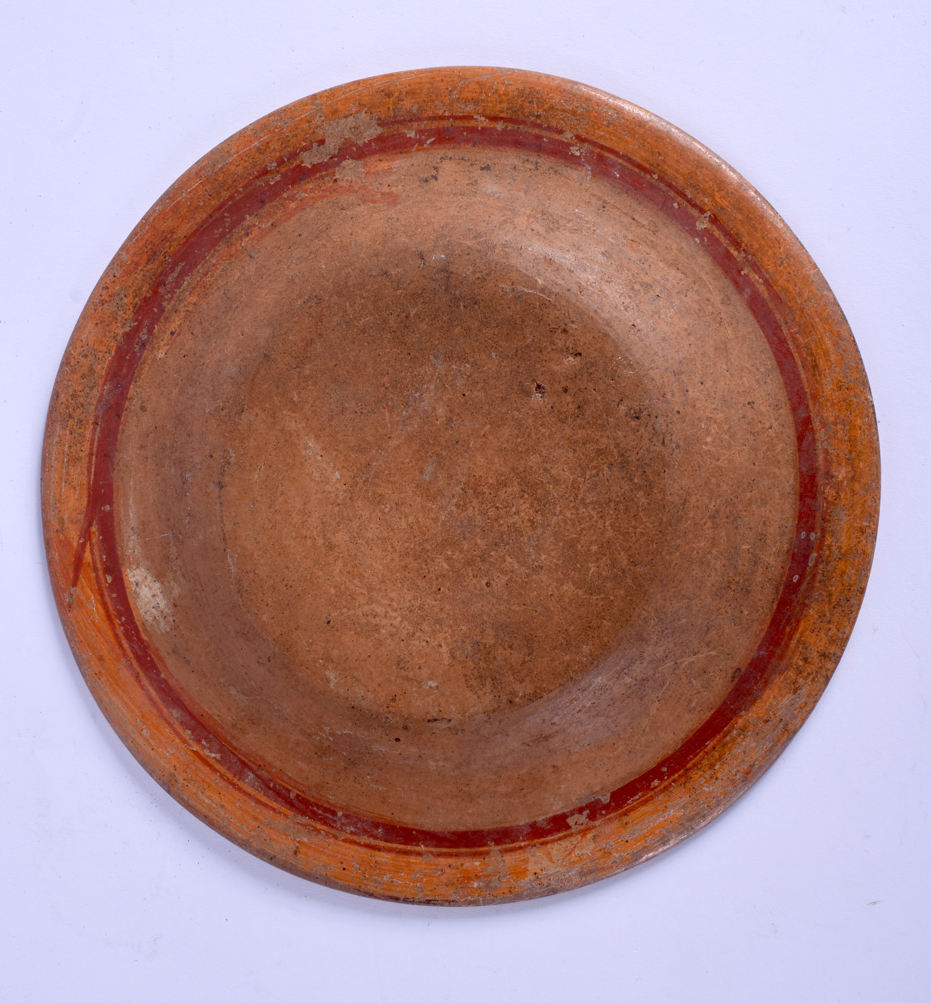 AN EARLY CONTINENTAL SOUTH EUROPEAN TERRACOTTA DISH After the Antiquity, painted with iron red motif - Bild 2 aus 2