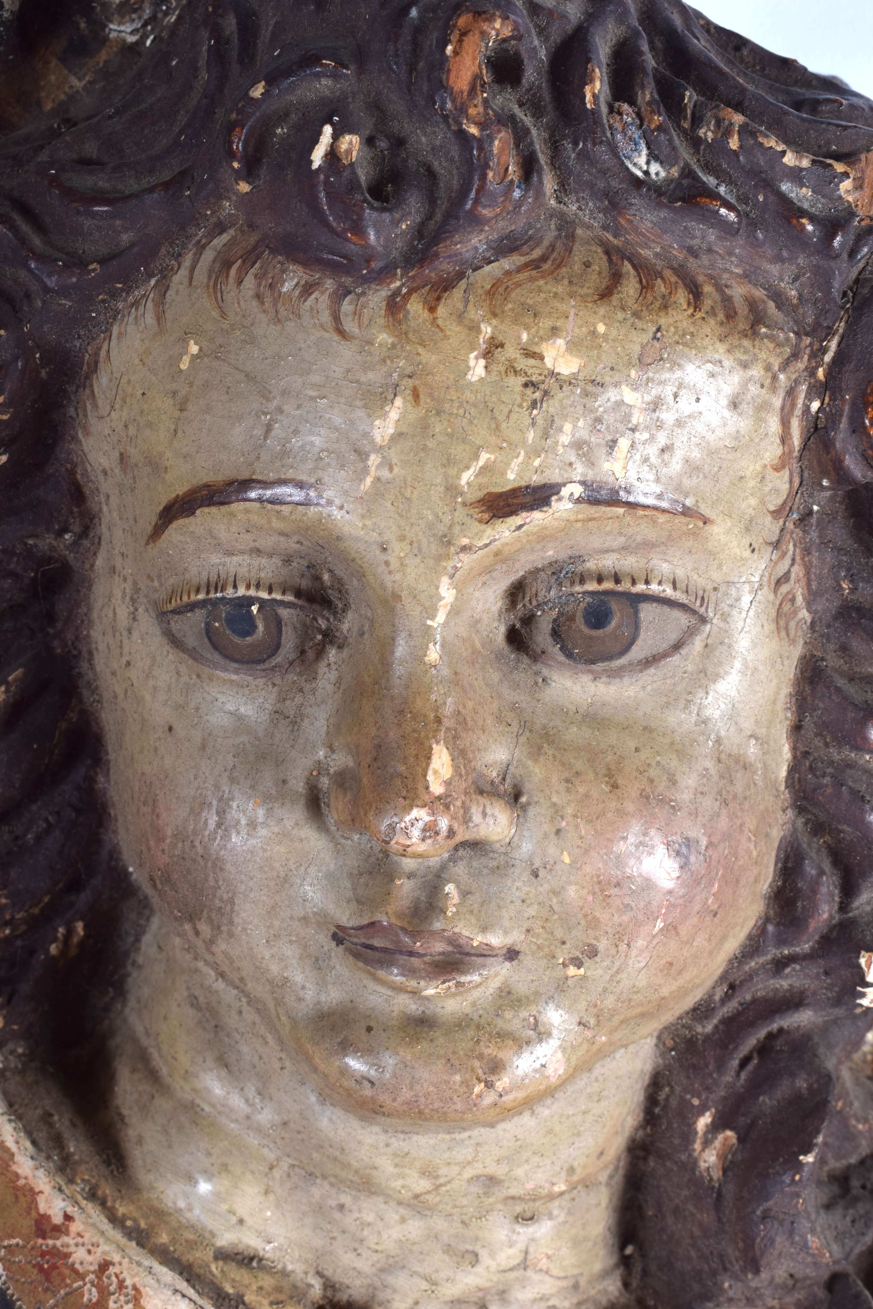 A 17TH/18TH CENTURY NORTH EUROPEAN CARVED AND POLYCHROMED WOOD HANGING ANGEL decorated with motifs. - Image 2 of 3