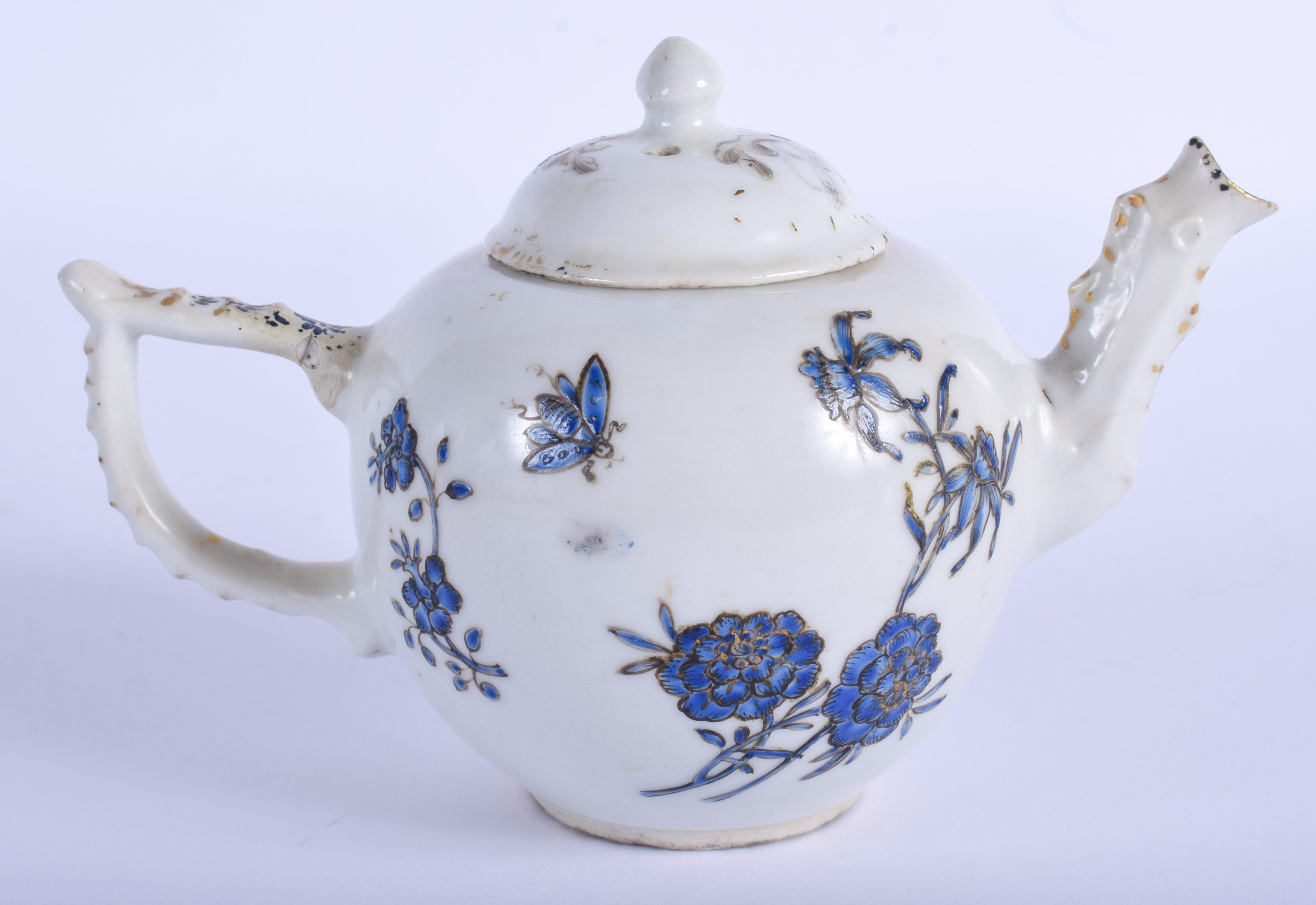 AN 18TH CENTURY CHINESE EXPORT PORCELAIN TEAPOT AND COVER Qianlong. 14 cm wide. - Image 2 of 4