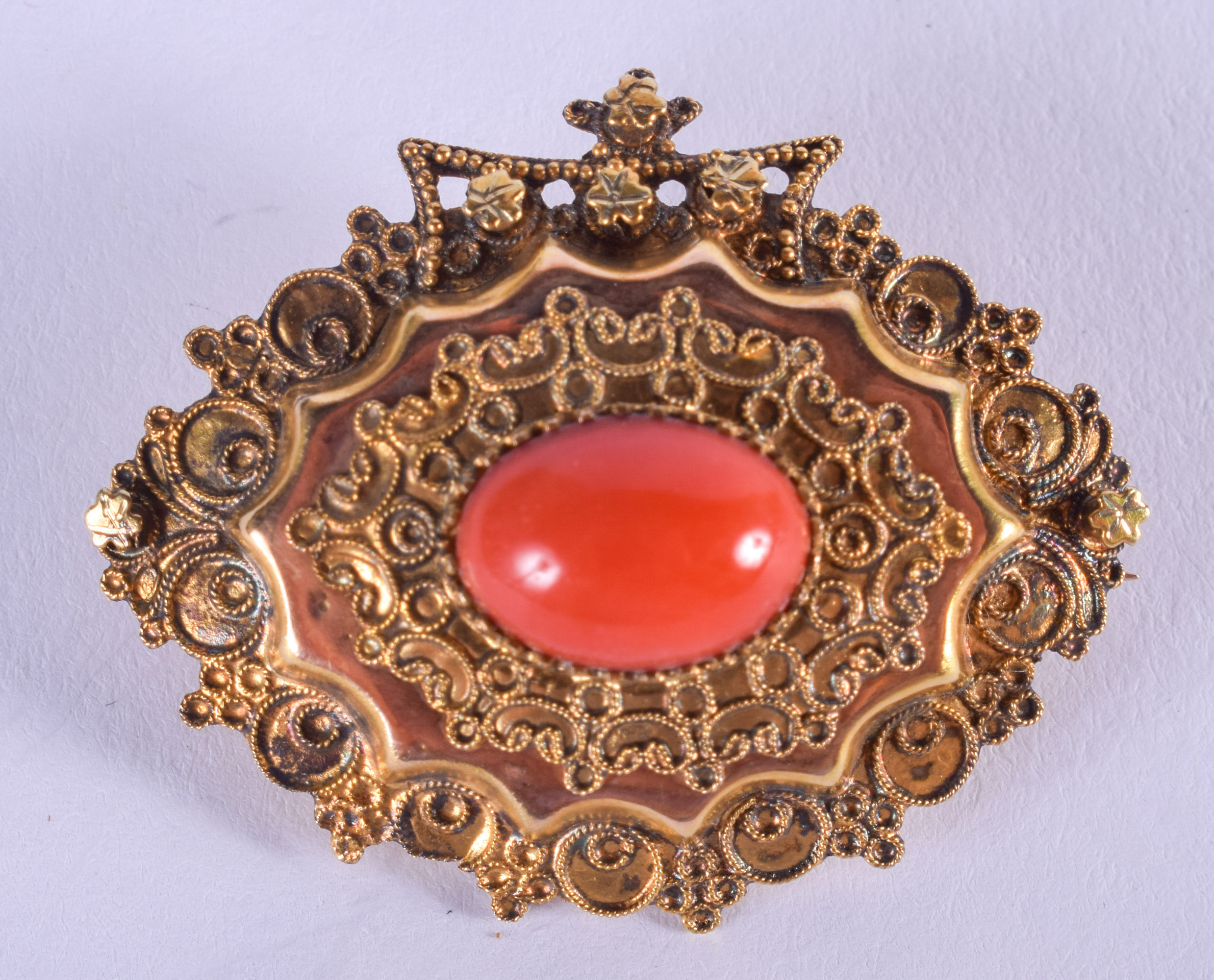 AN ANTIQUE GOLD AND CORAL BROOCH. 4.5 grams. 3.5 cm wide.