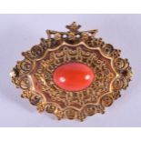 AN ANTIQUE GOLD AND CORAL BROOCH. 4.5 grams. 3.5 cm wide.
