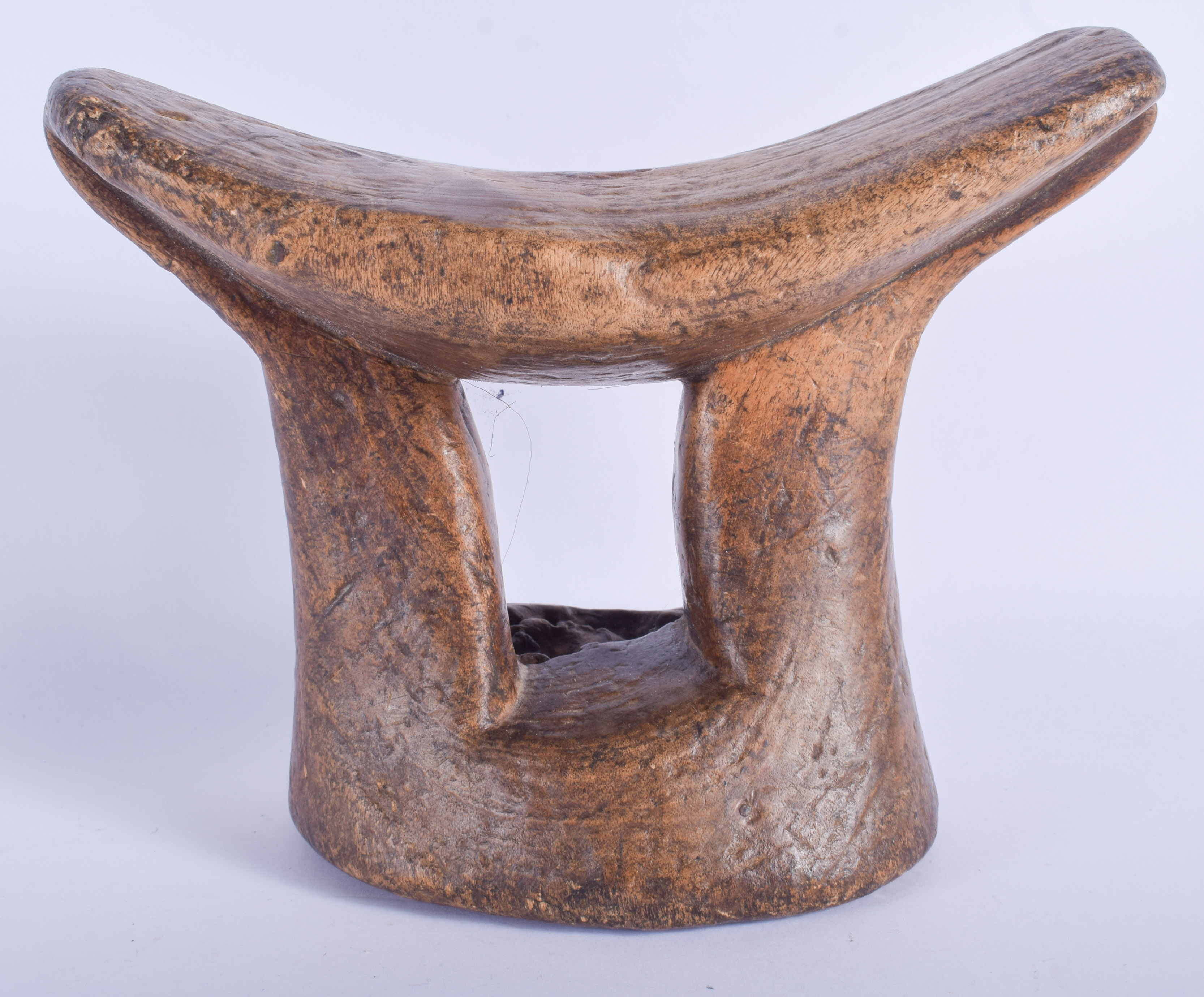 AN EARLY 20TH CENTURY AFRICAN CARVED WOOD HEAD REST possibly Ethiopian or South African. 20 cm x 15