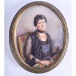 AN EARLY 20TH CENTURY CONTINENTAL PAINTED IVORY PORTRAIT MINIATURE depicting an elderly lady. Image