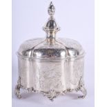 AN 18TH/19TH CENTURY DUTCH SILVER LOBED BOX AND COVER decorated with scrolls and acanthus. 540 grams