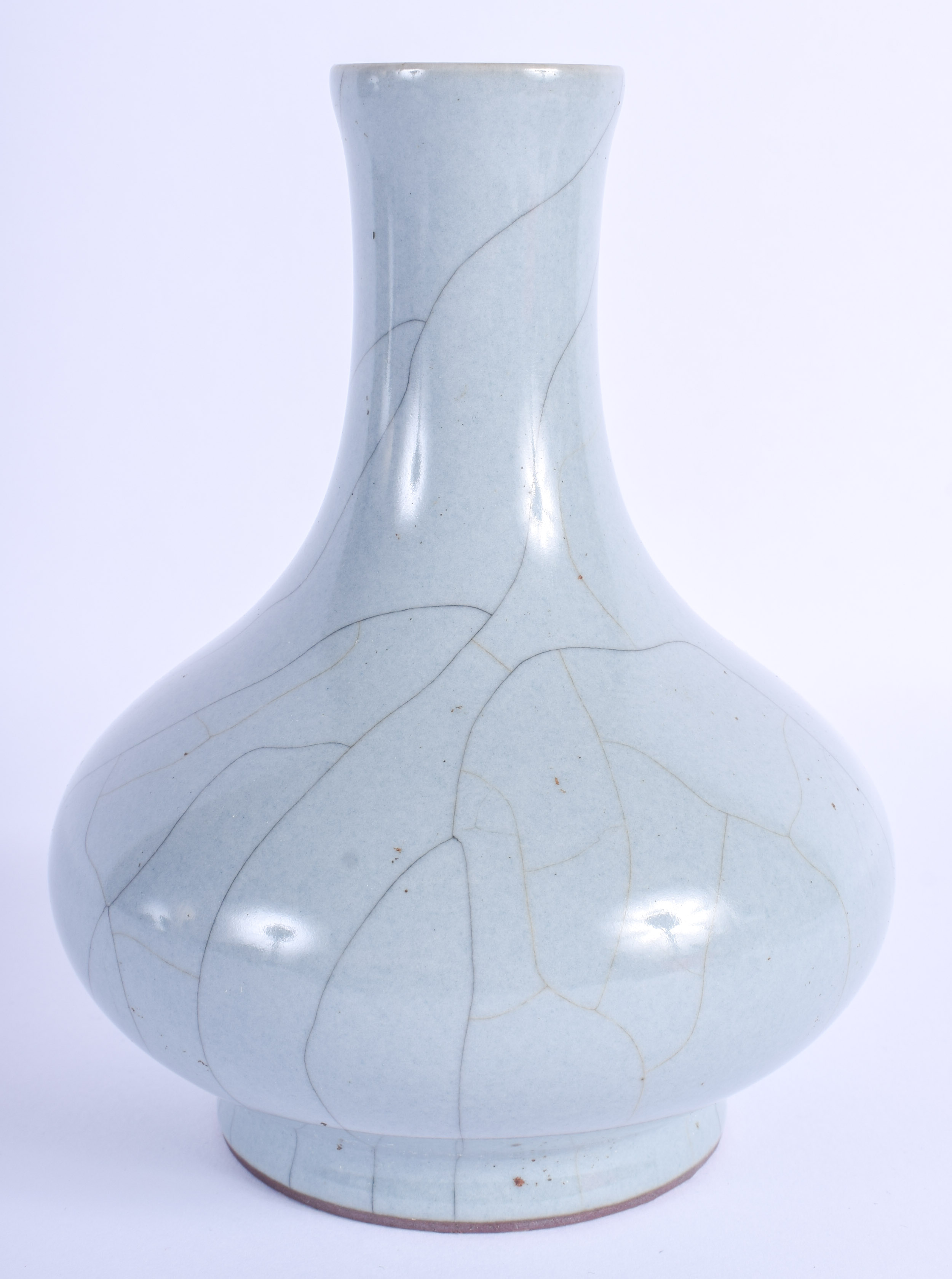 AN EARLY 20TH CENTURY CHINESE GE TYPE ROBINS EGG VASE Late Qing. 15 cm high.