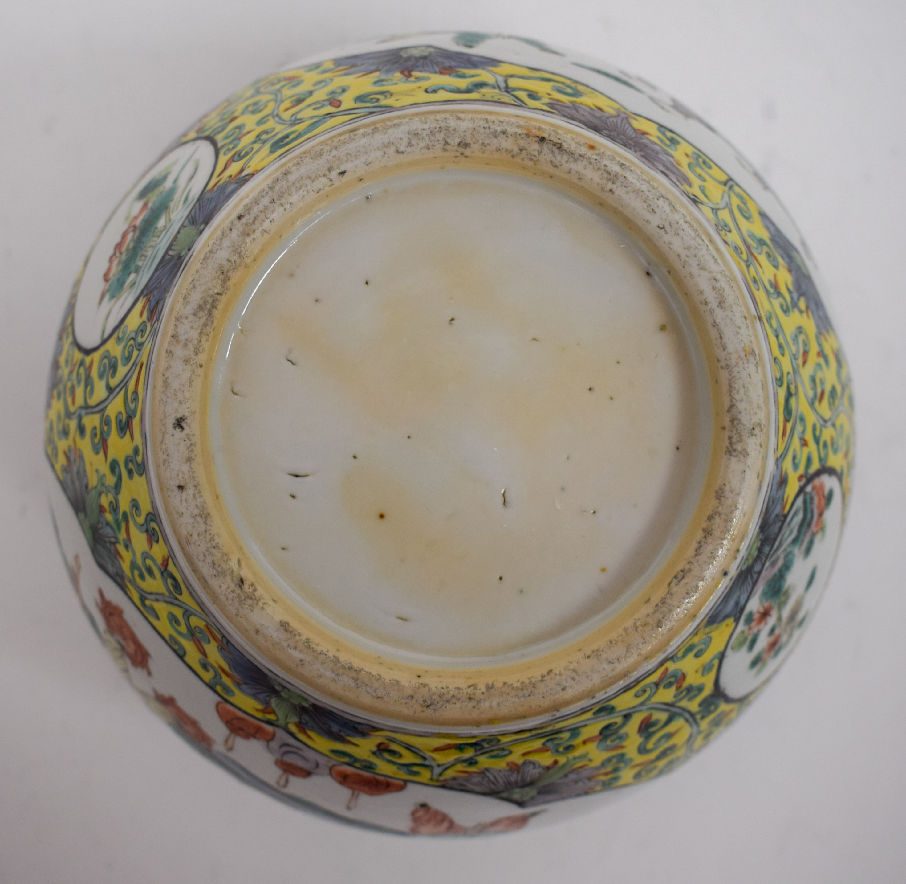 A 19TH CENTURY CHINESE PORCELAIN FAMILLE JAUNE CIRCULAR FISH BOWL of unusual proportions, painted wi - Image 15 of 15