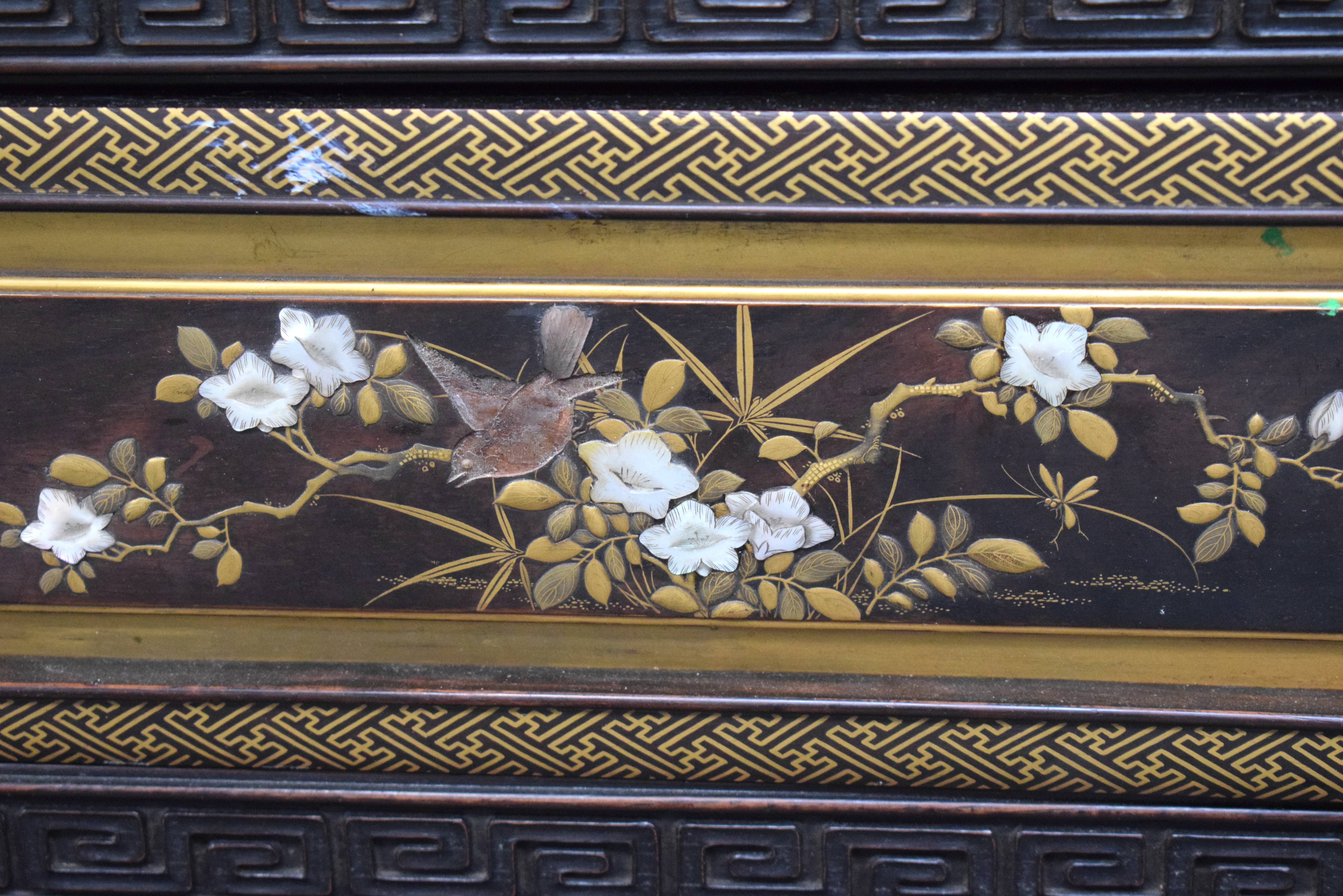 A VERY LARGE 19TH CENTURY JAPANESE MEIJI PERIOD SHIBAYAMA LACQUER AND IVORY DISPLAY CABINET decorate - Image 10 of 11