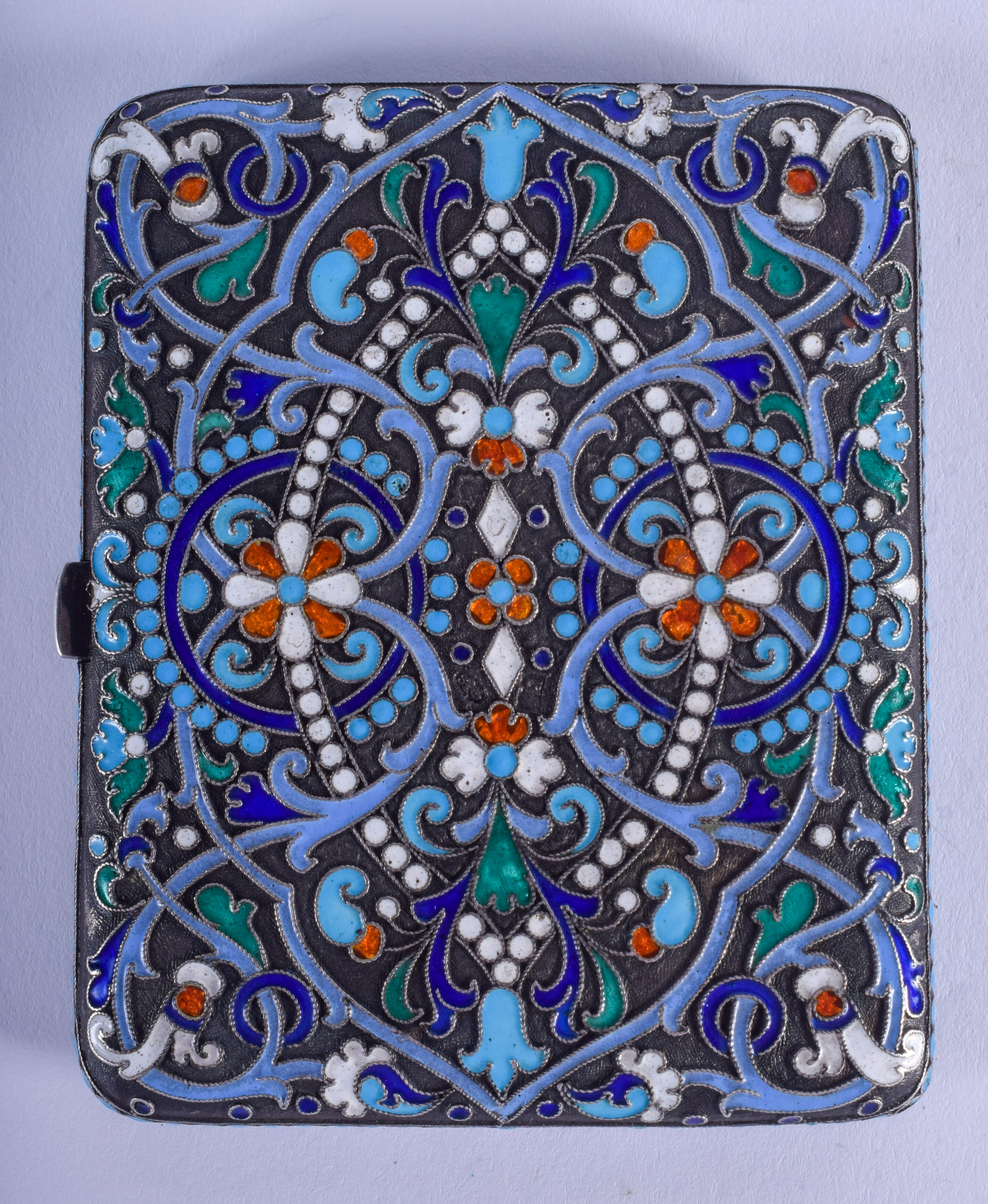 AN UNUSUAL CONTINENTAL SILVER AND ENAMEL CIGARETTE CASE. 188 grams. 8.5 cm x 8 cm. - Bild 2 aus 3