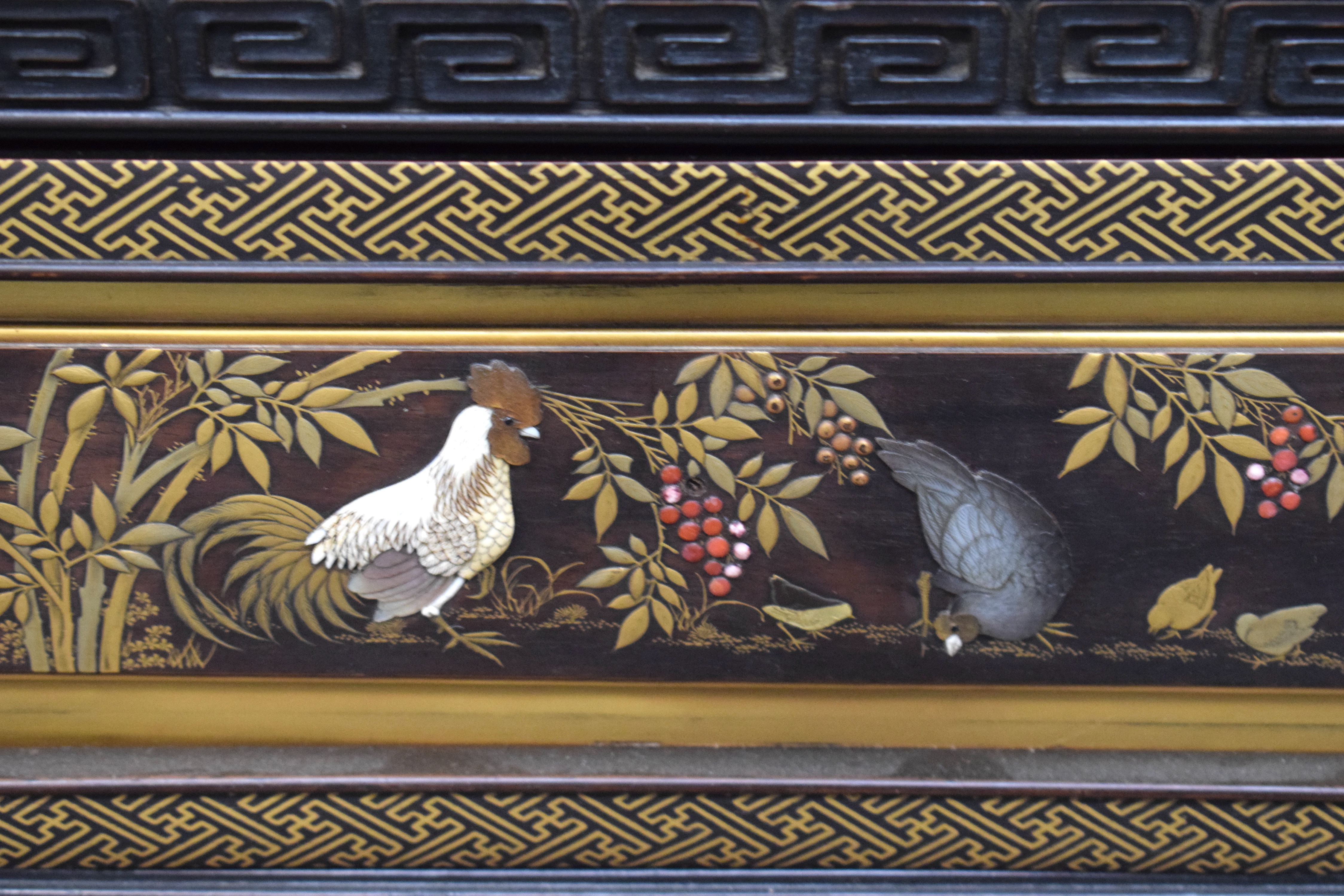 A VERY LARGE 19TH CENTURY JAPANESE MEIJI PERIOD SHIBAYAMA LACQUER AND IVORY DISPLAY CABINET decorate - Image 8 of 11