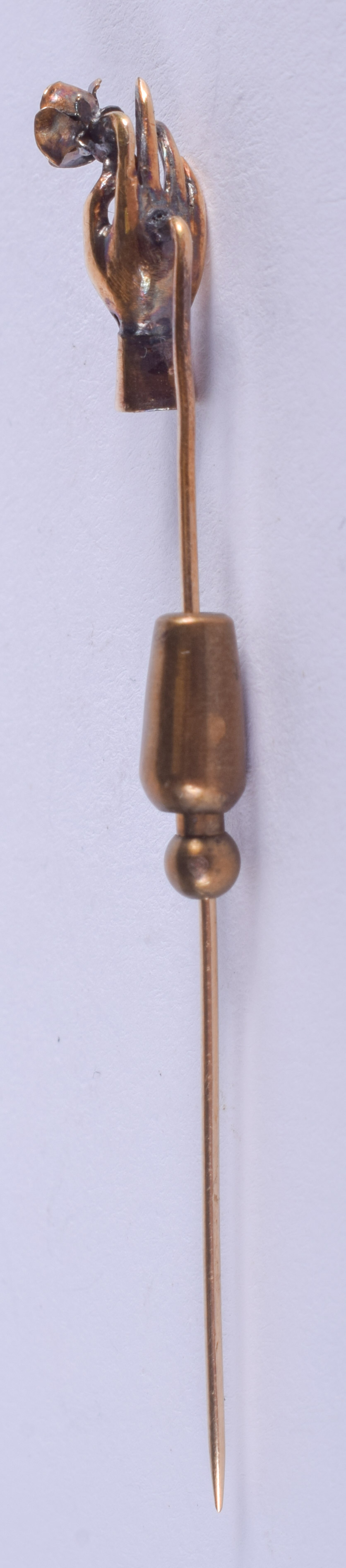 A VICTORIAN 15CT GOLD HAND NOVELTY STICK PIN. 3.6 grams overall. - Bild 2 aus 2