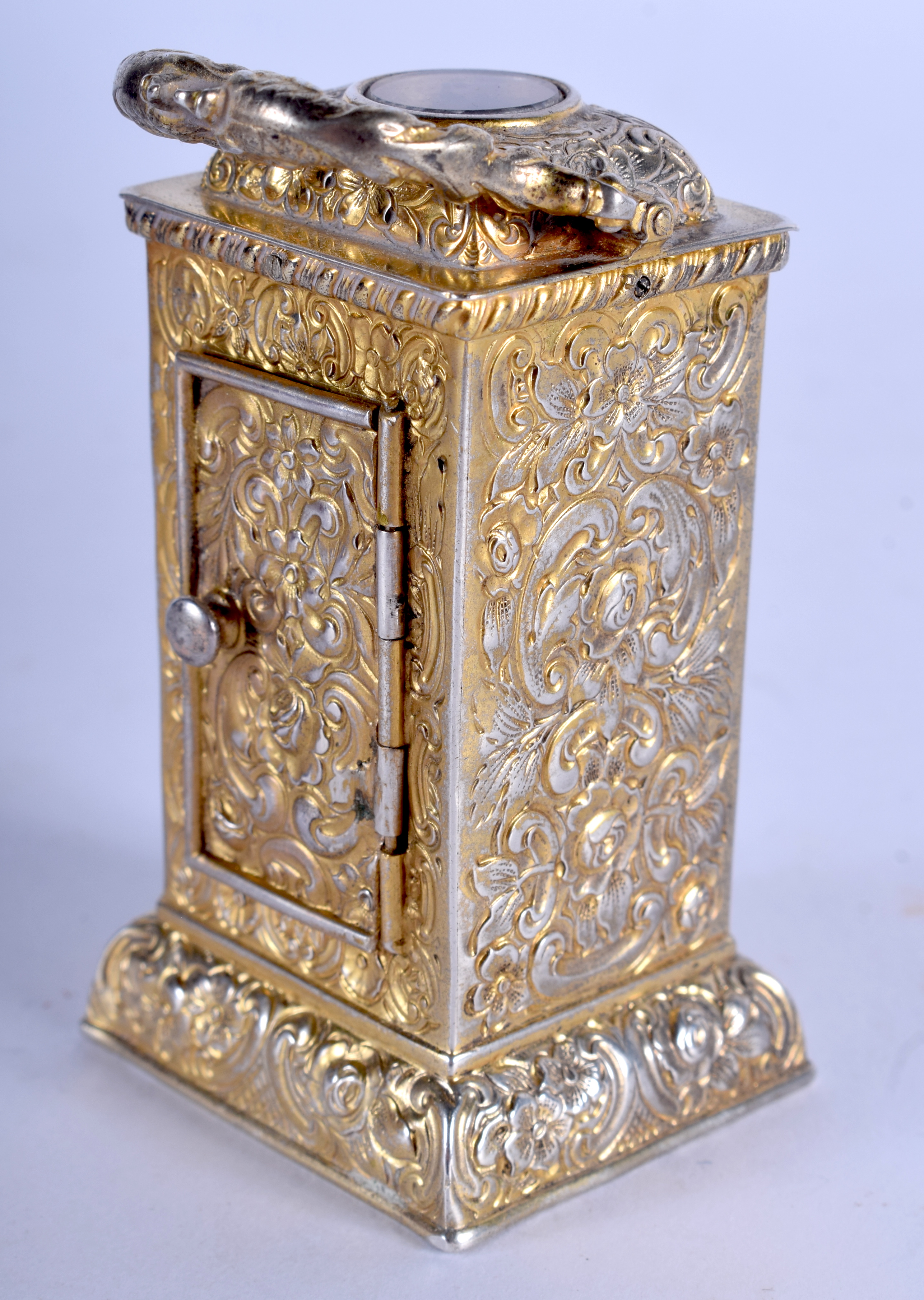 A LOVELY ANTIQUE MINIATURE TRAVELLING SILVER GILT CLOCK decorated with foliage and vines. 8.75 cm hi - Image 4 of 8